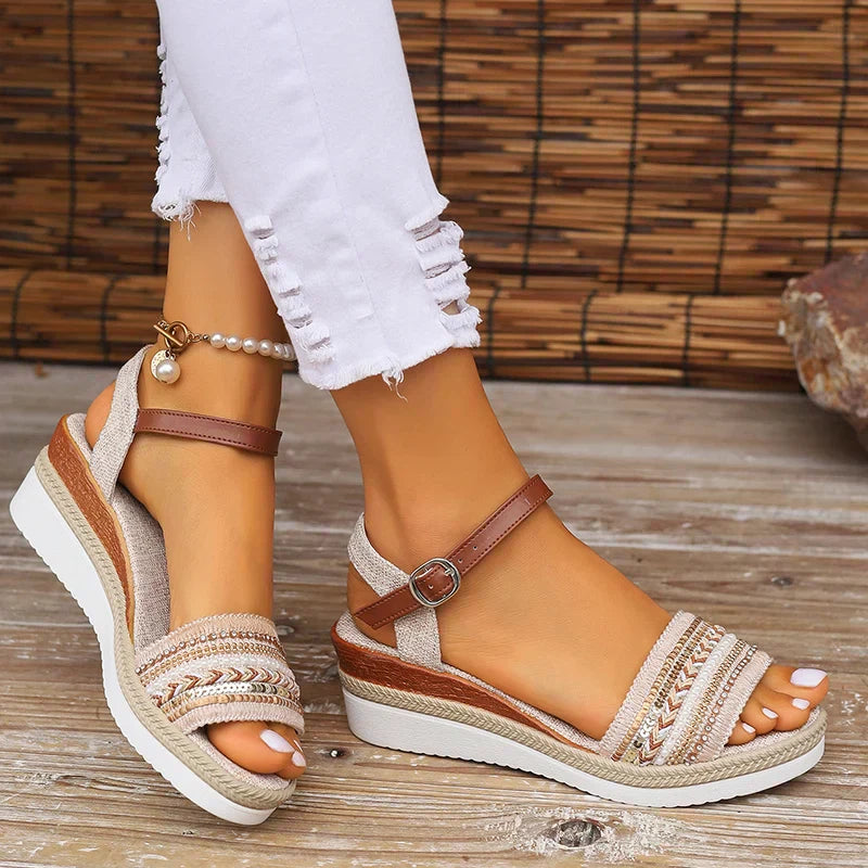 Evangeline | Sandalen für Damen Verzierte Riemen Plateau Design